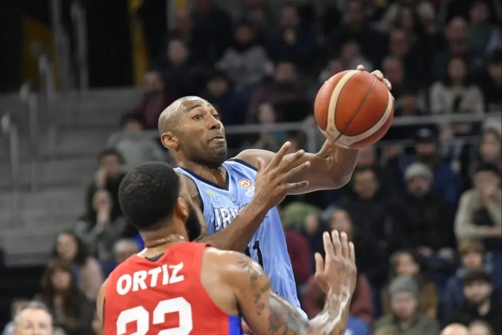 Jayson Granger atacando el aro