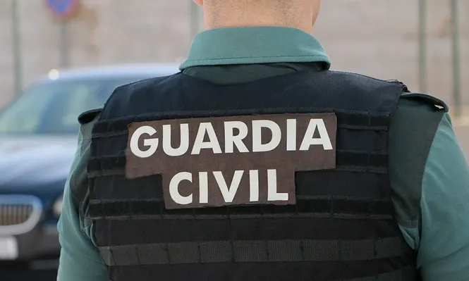 Un agente de la Guardia Civil, de espalda.
