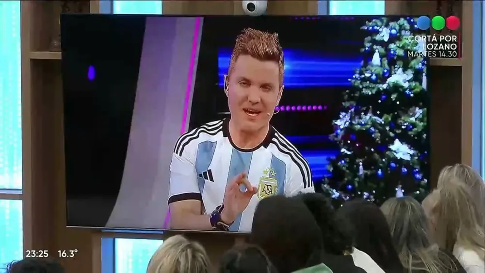 Santiago del Moro con la camiseta de la Selección Argentina.