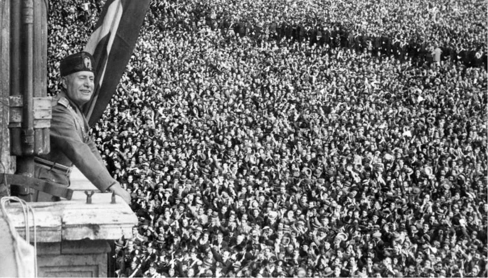 Benito Mussolini arenga a sus partidarios desde un balcón del Palazzo Venezia, en Roma.
