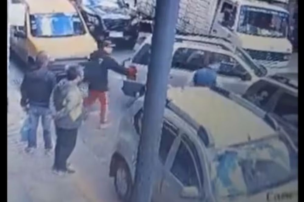 El momento previo a la agresión que terminó con el español nockeado.