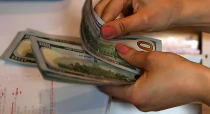 Dólar operó al alza y alcanzó su mayor nivel en dos años y medio