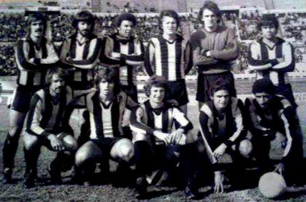 Un equipo de Peñarol de 1977: arriba, Eduardo Del Capellán, Gustavo Faral, Carlos Peruena, Juan José Duarte, Jorge Fossati y Juan Vicente Morales; abajo, Lady Pizzani, Julio César Giménez, Fernando Morena. Ildo Maneiro y Juan De Jesús