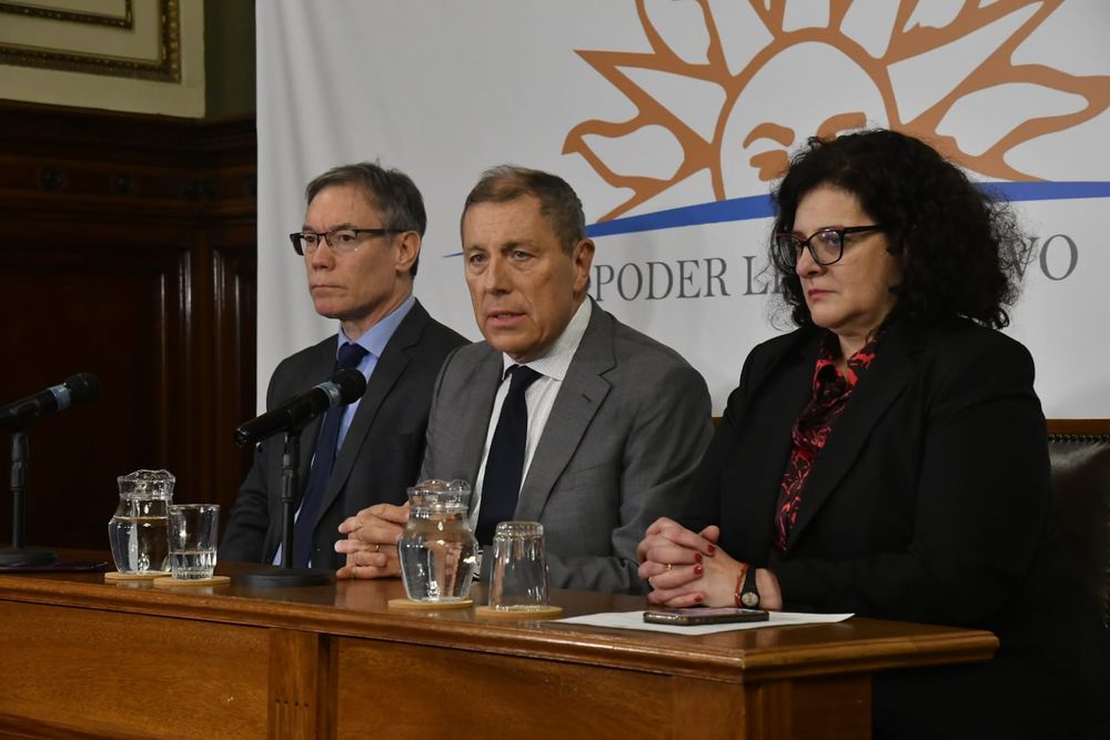 El ministro de Economía, Gabriel Oddone, durante la conferencia de prensa junto al subsecretario, Martín Vallcorba, y la contadora general de la Nación, Adriana Arosteguiberry