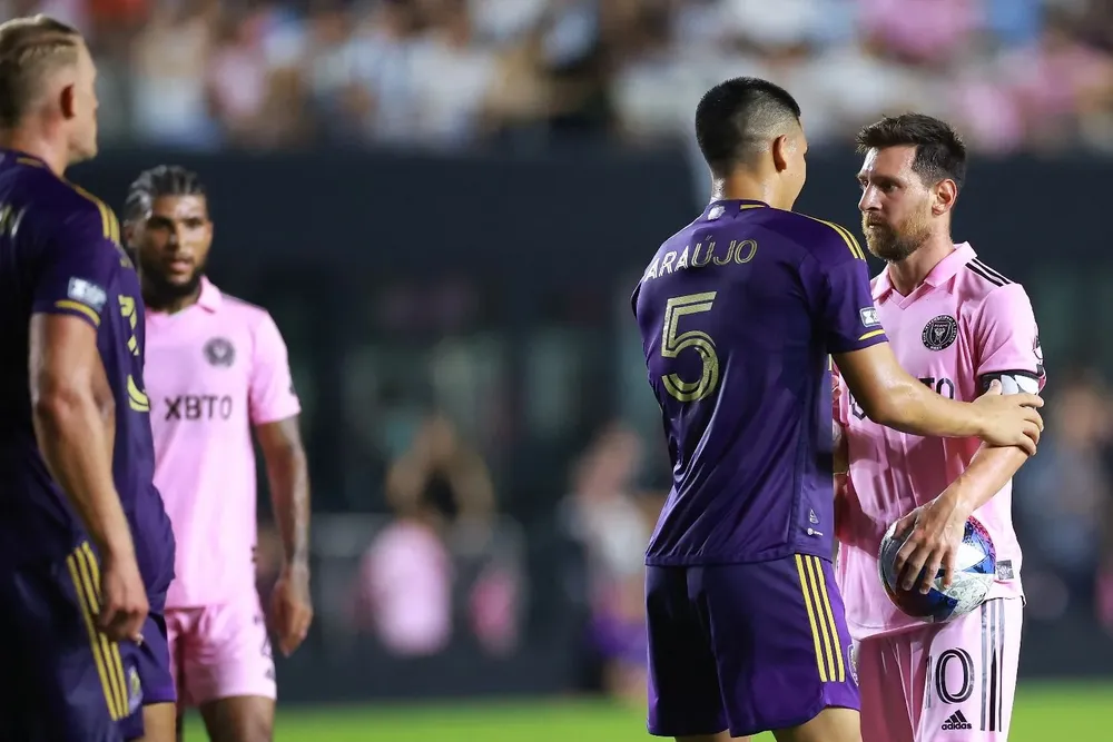 El uruguayo César Araújo, de Orlando City, y Messi