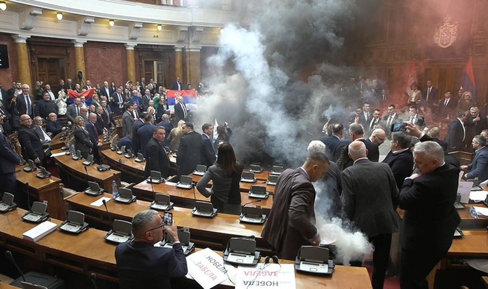 Incidentes en el Parlamento de serbio tras el lanzamiento de bombas de humo
