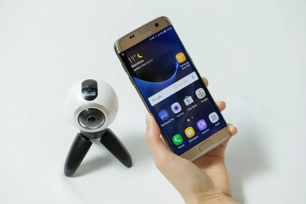 La nueva cámara de Samsung permite sacar fotos y filmar videos en 360 grados, que luego se procesan en el celular