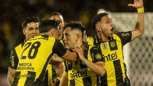 Los jugadores de Peñarol celebran el gol de penal de Leonardo Fernández ante Liverpool por la semifinal de la Liga AUF Uruguaya