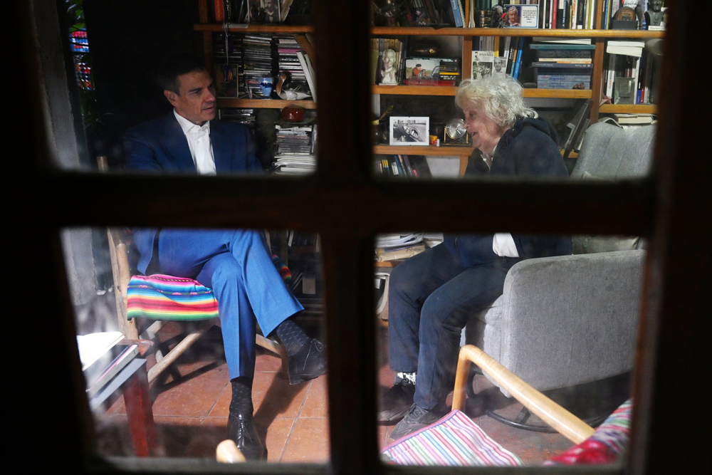 Pedro Sánchez junto a Lucía Topolansky en la chacra del fallecido expresidente José Mujica