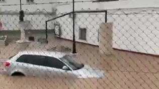 Extienden la alerta roja en Huelva: un herido, personas atrapadas y avisos de riesgo extremo y lluvias torrenciales