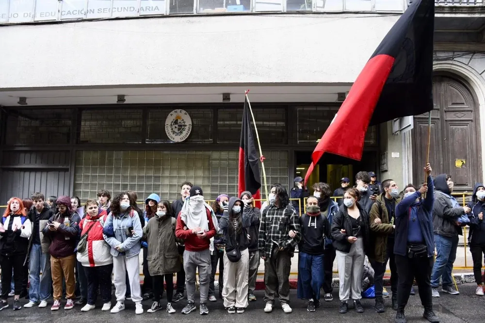 Movilización de estudiantes frente a Secundaria por la elección de un director interino del IAVA
