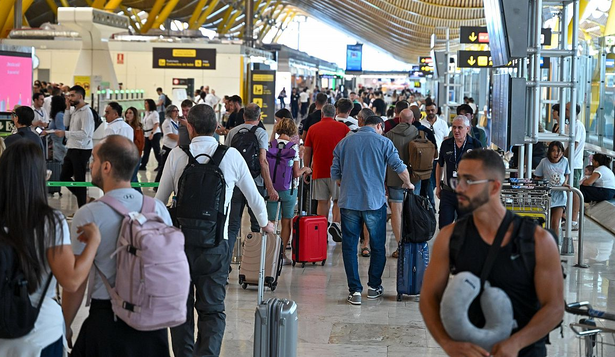 Horas de espera en el aeropuertro internacional de Barajas por la huelga del personal de seguridad.