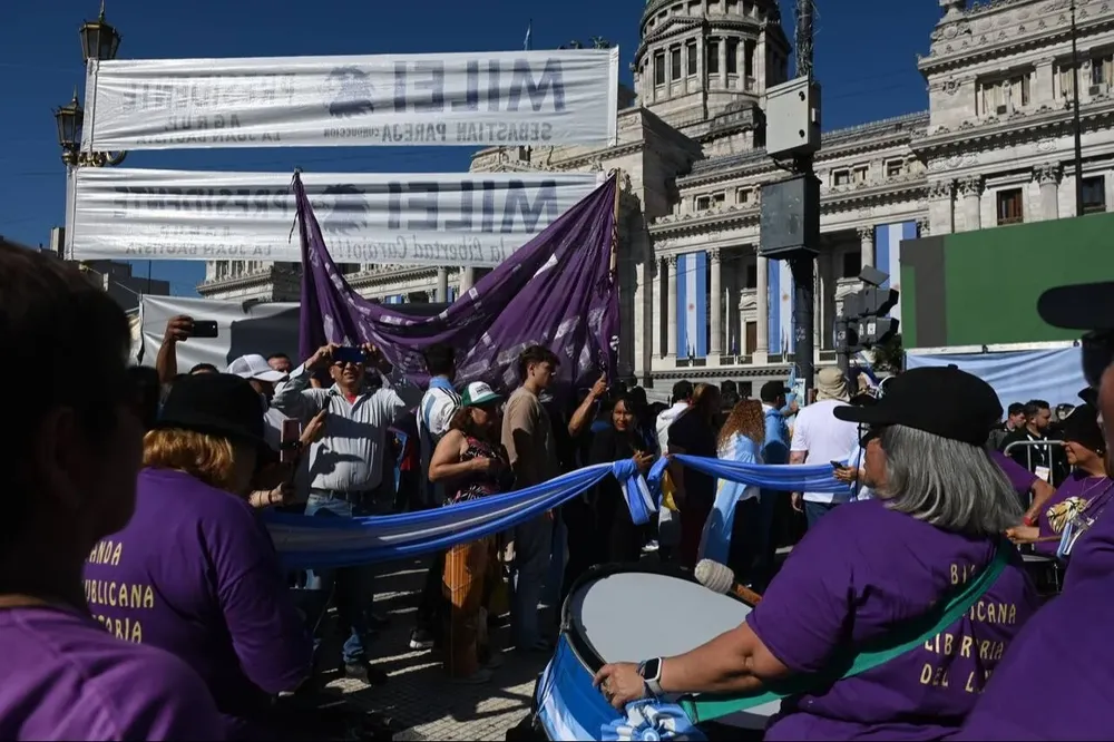 El color y entusiasmo de los seguidores de Milei frente al Congreso