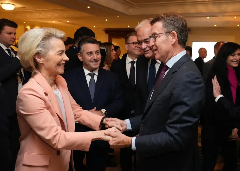 El líder del PP, Alberto Núñez Feijóo, saluda a la presidenta de la Comisión Europea, Ursula von der Leyen, en Bruselas.