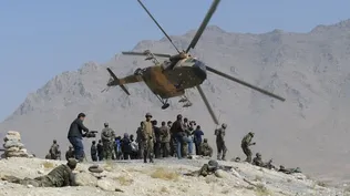 Foto de archivo. Un helicóptero Mi-17 de la Fuerza Aérea afgana vuela a los comandos durante un ejercicio militar, en Afganistan