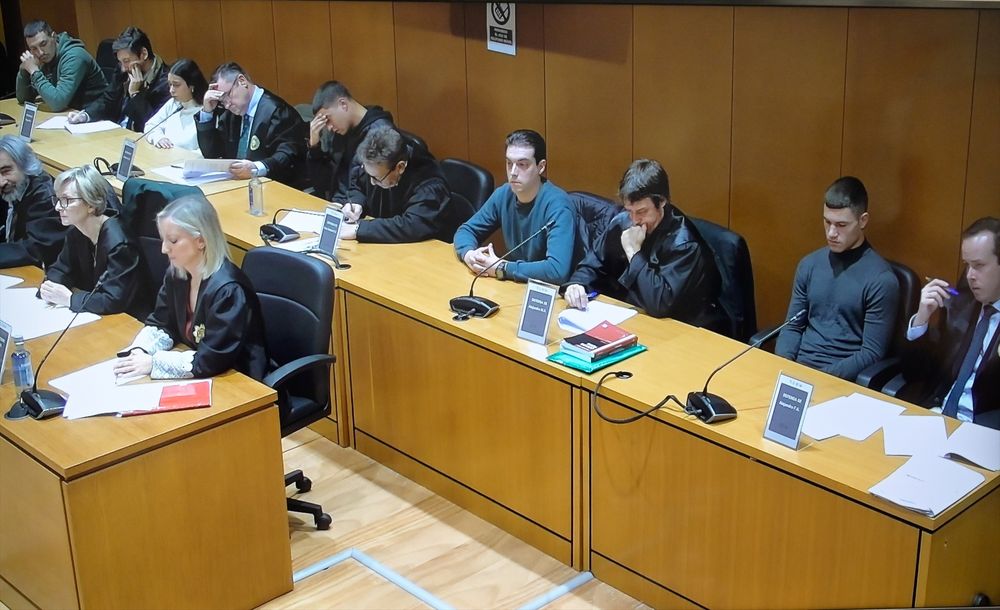 Los condenados durante la lectura del veredicto en el juicio por el crimen de Samuel Luiz. EUROPA PRESS