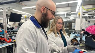 José Barrientos fabrica cascos con sistemas electrónicos para el entrenamiento militar.