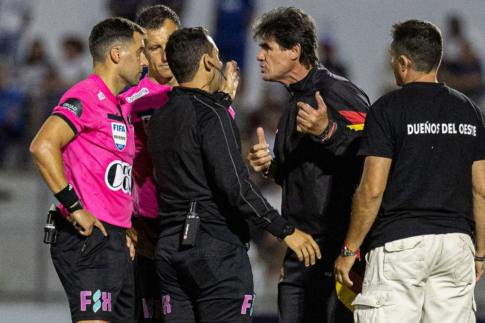 Leonel Rocco le protesta su expulsión a Gustavo Tejera, en el partido entre Progreso y Nacional