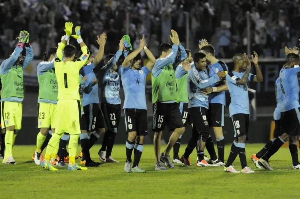 Polenta saludando a Coates luego del triunfo ante Perú en el Centenario por las Eliminatorias a Rusia