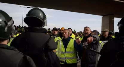 Decenas de agricultores cortan la carretera y se enfrentan a los antidisturbios en la autovía A-3, este jueves en Valencia
