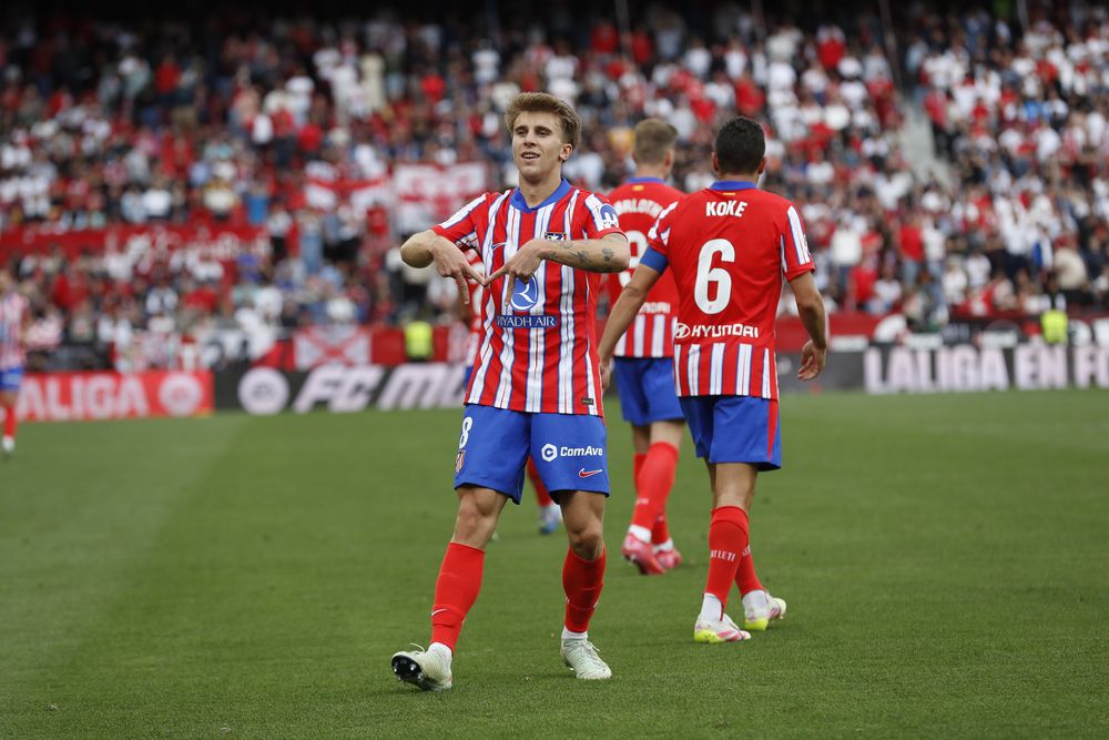 Barrios festeja el gol de la victoria en Sevilla.