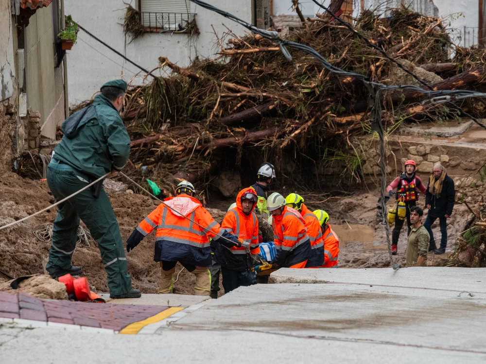 Equipos de emergencia trabaja en el rescate de las víctimas.
