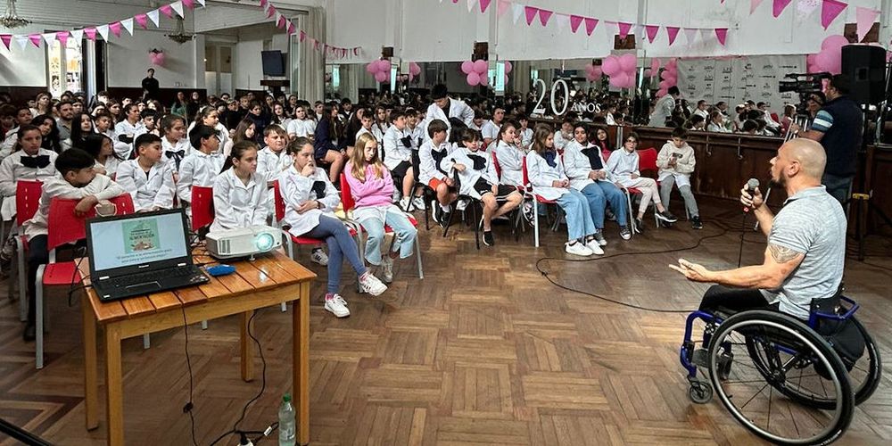 INAC: el deportista Eduardo Dutra informa a los escolares, en un centro educativo en Paysandú, como parte de las actividades del programa Alimentando Sueños.