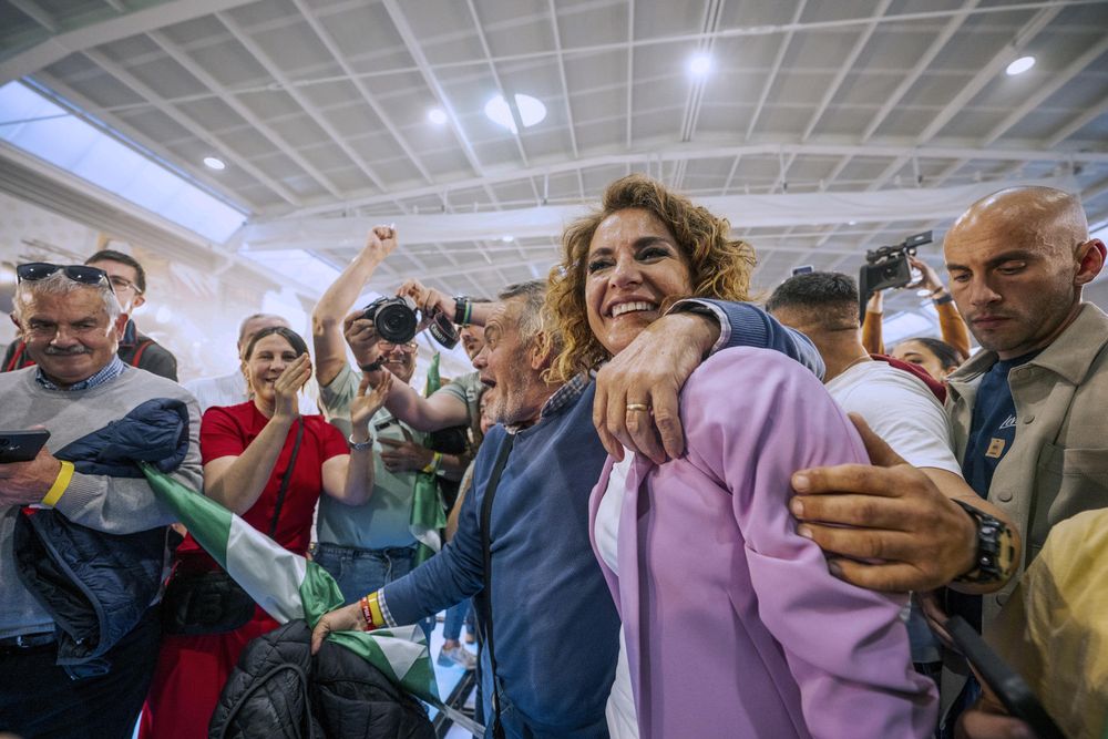 La secretaria general del PSOE de Andalucía y candidata a la Presidencia de la Junta, María Jesús Montero, interviene en un acto público junto a leste miércoles en Pulianas (Granada). 