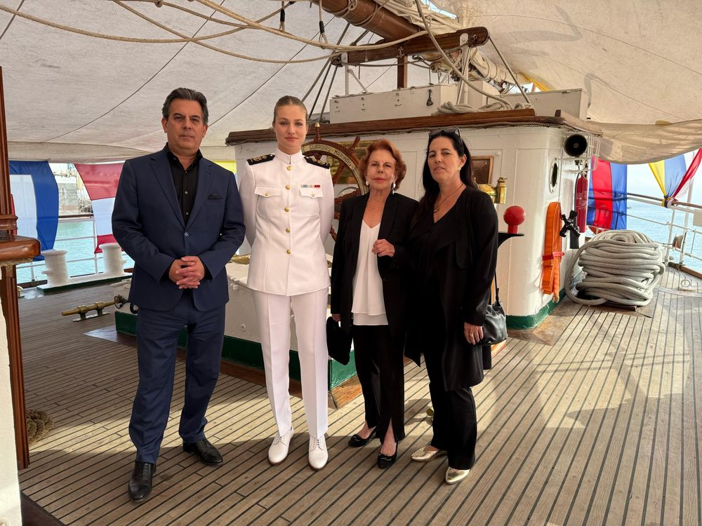 La princesa Leonor con la viuda y los hijos del escritor Vargas LLosa fallecido días atrás,. CASA REAL