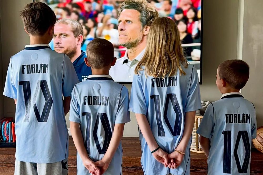 Los cuatro hijos de Diego Forlán con la camiseta de la selección uruguaya viendo a su padre en el televisor en el partido ante Corea del Sur&nbsp;