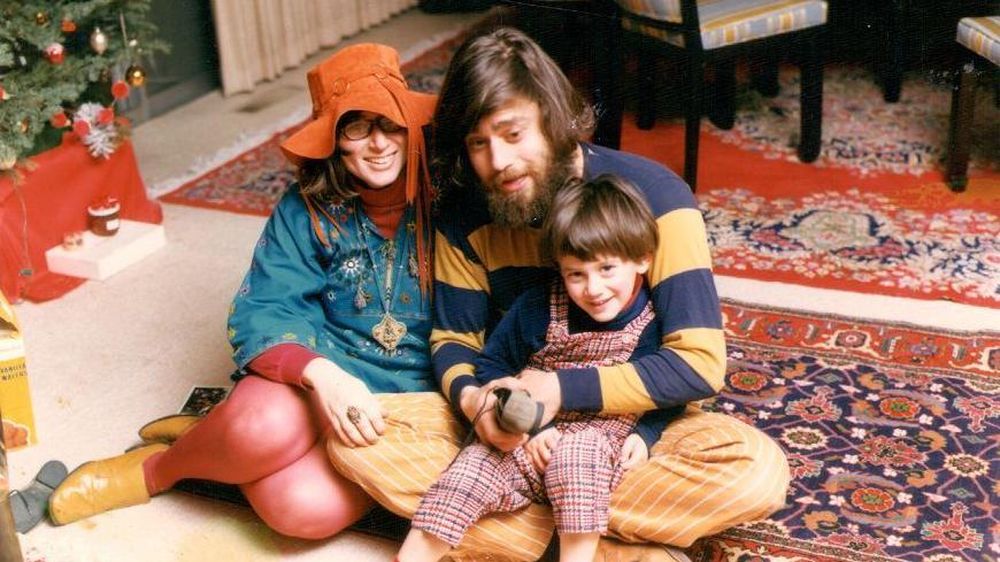 La pareja junto a su hijo, Avrim.