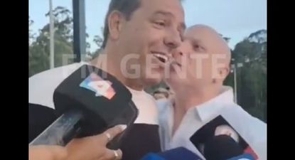 orlando petinatti, hincha de nacional, colaboro con la colecta de penarol para leo fernandez: entrego su aporte directamente a ignacio ruglio