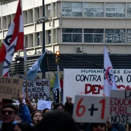Movilización de ADES en junio, con el reclamo del 6+1 en una pancarta. (Archivo) Movilización de ADES en junio, con el reclamo del 6+1 en una pancarta. (Archivo)