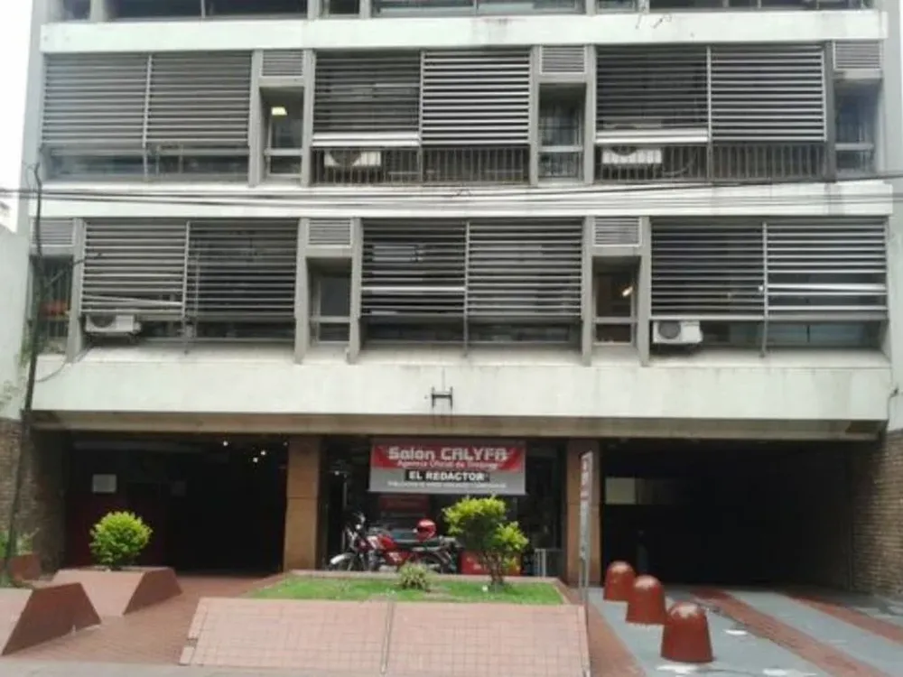 El local a subastar se ubica sobre la izquierda del acceso principal del edificio