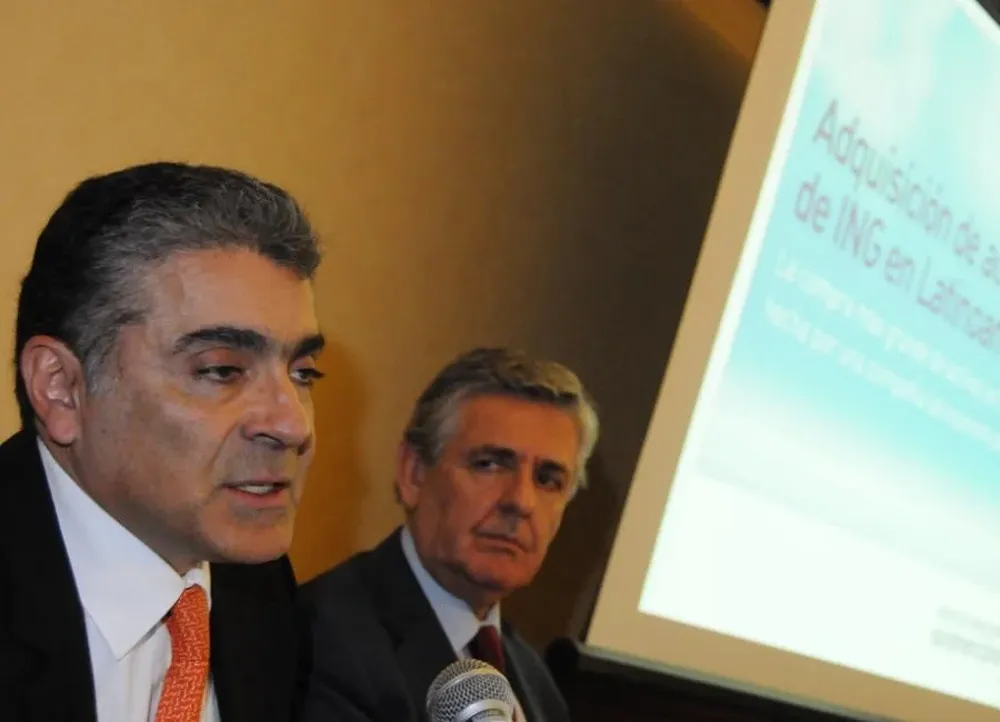 David Bojanini, presidente de Gruposura (izq)