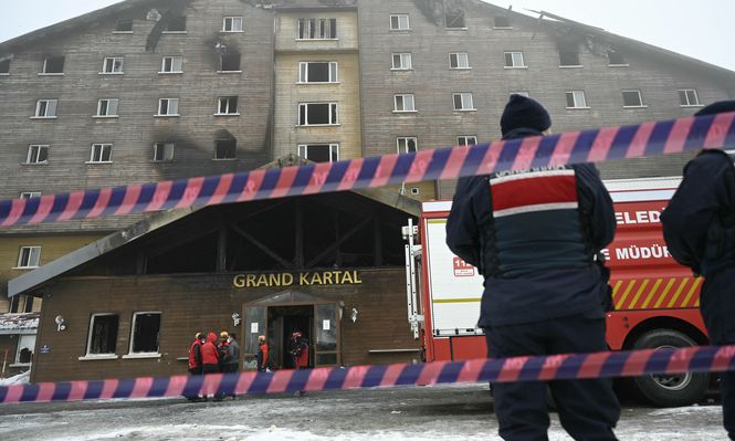 Detuvieron a 19 personas en Turquía por el incendio de un hotel que dejó 78 muertos