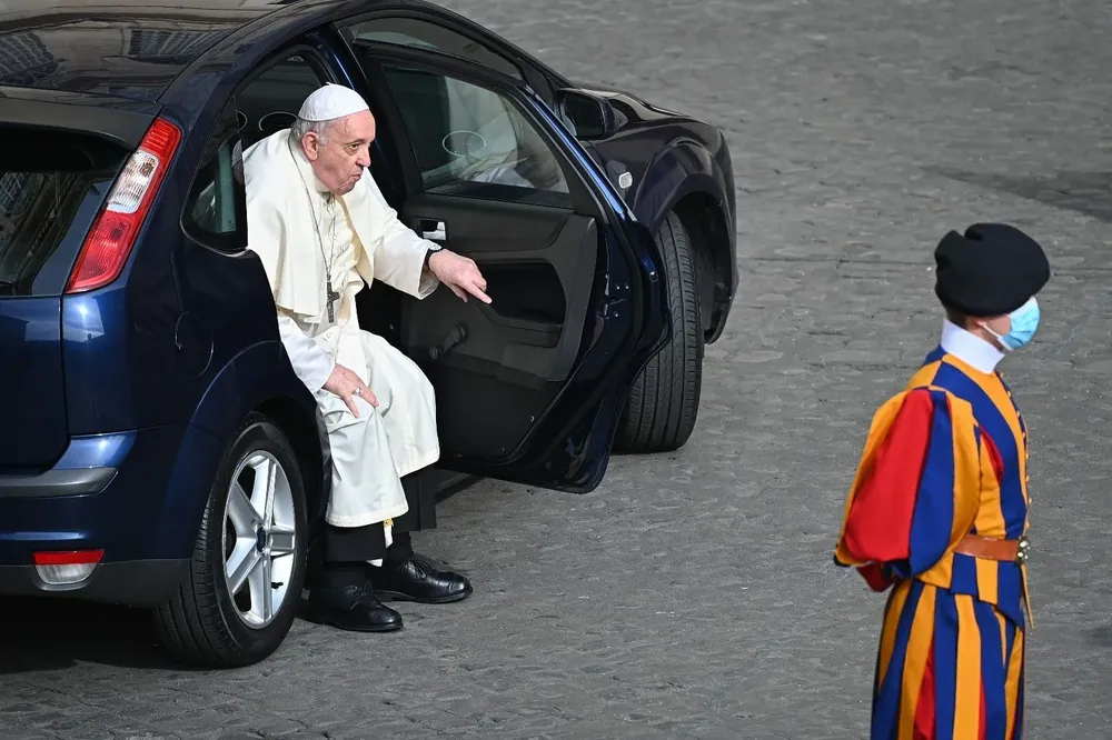 El papa Francisco será sometido a una operación este domingo