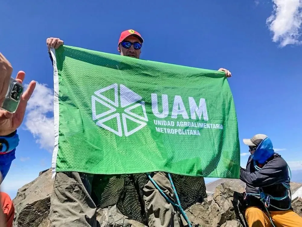 Dardo Parentini, operador de la UAM, subió el Aconcagua con amigos y representó al mercado en la cima.