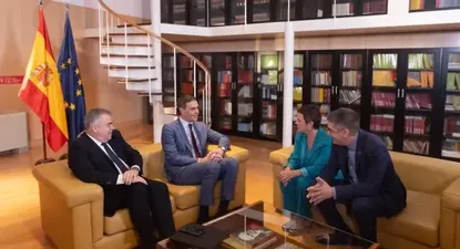 Pedro Sánchez, en el Congreso con los dirigentes de EH Bildu.