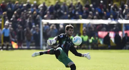 ¿Por qué el golero uruguayo no juega con el pie?