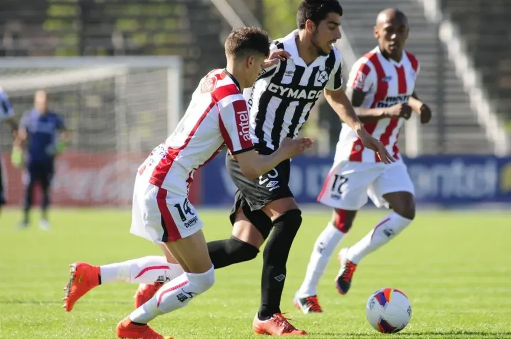 Gastón Rodríguez entre Lucas Ruiz y Ángel Rodríguez.