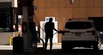 Los precios de la gasolina en Estados Unidos se disparan a su nivel más alto desde octubre de 2023