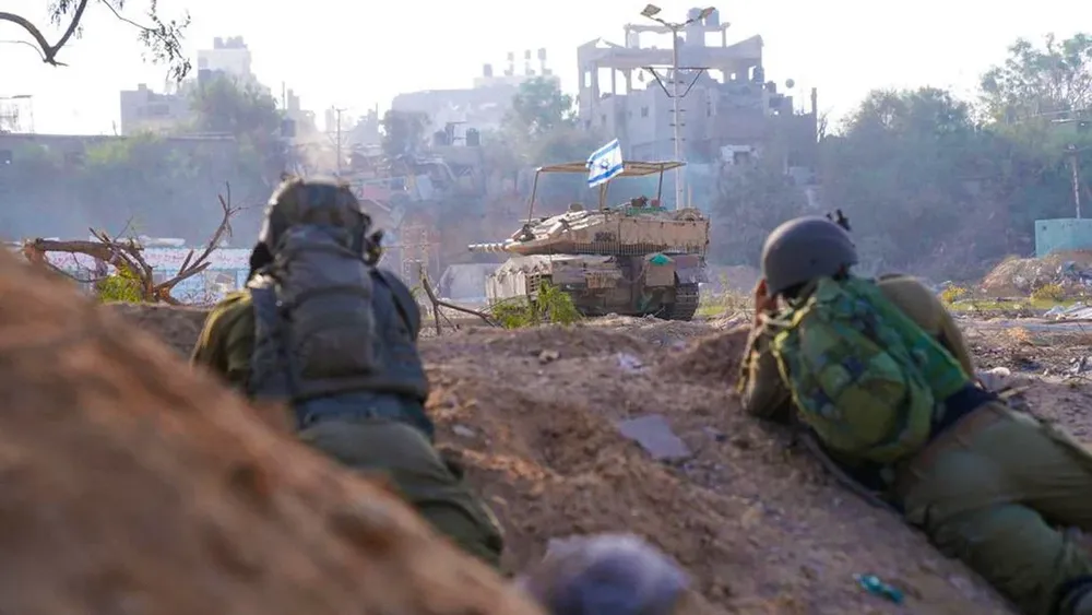 Blindados y tropas de infantería israelíes avanzan en el norte de la Franja de Gaza.