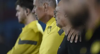 Arias abrazado por Miguel Falero viendo la definición por penales