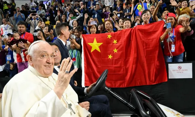 El Papa fue recibido por una multitud entusiasta y recorrió el estadio de la capital Ulán Bator en un pequeño vehículo