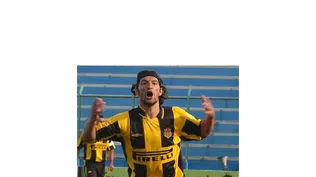 Correa y Estoyanoff disputan la pelota en el último partido entre Liverpool-Peñarol en Belvedere.