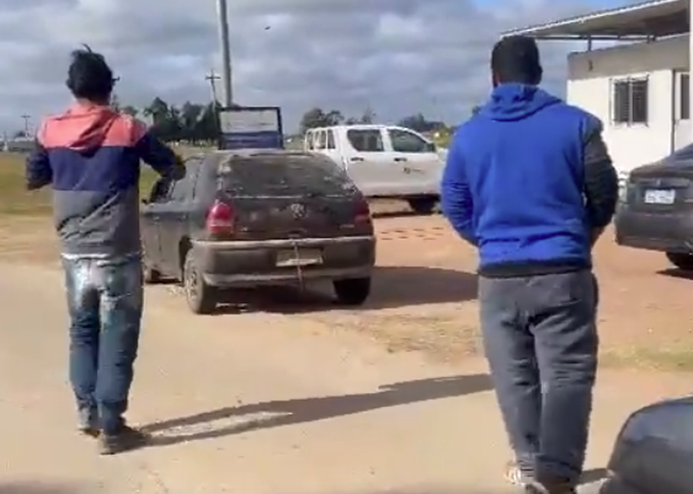 El agresor junto a su acompañante en el puesto de control donde golpeó al funcionario de Aduanas