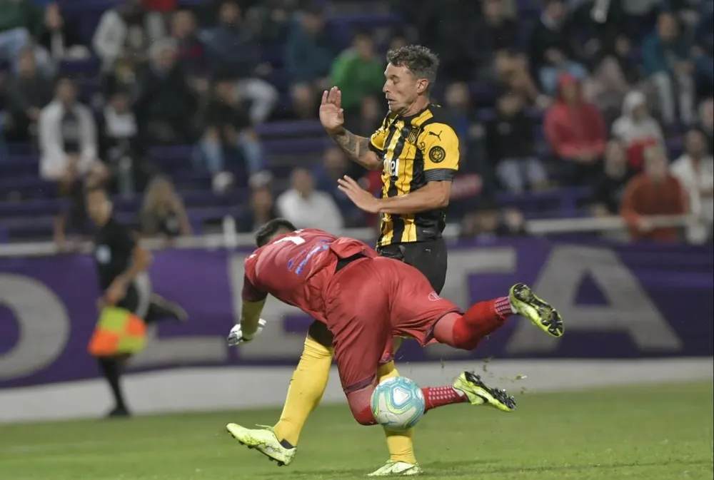 ¿Fue penal? La secuencia del choque entre Castro y Xisco