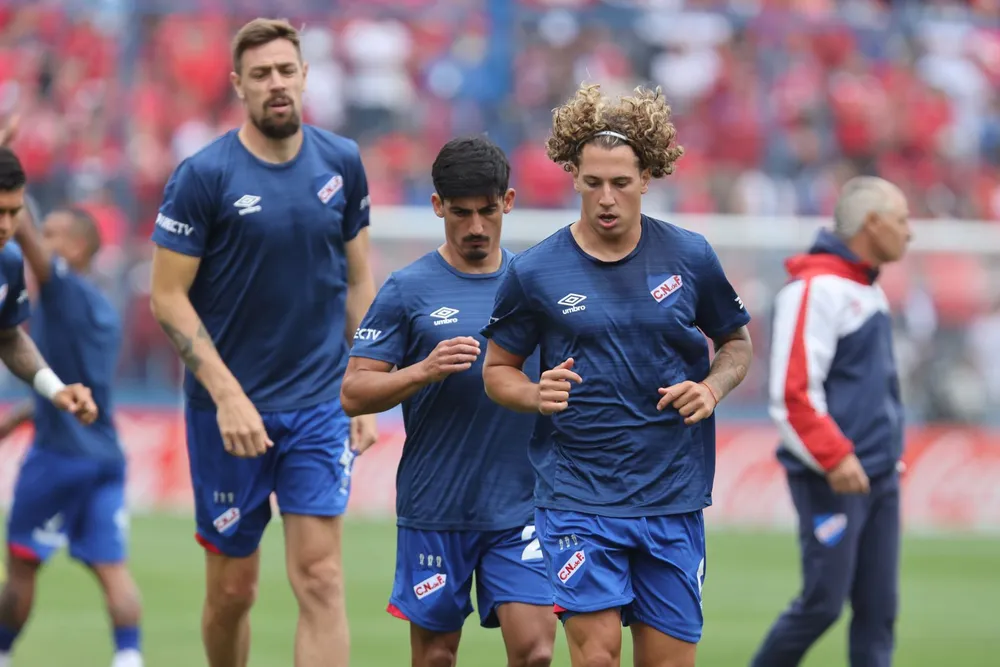 Sebastián Coates y Luciano Boggio de Nacional en el calentamiento previo a la final de la Liga AUF Uruguaya ante Peñarol
