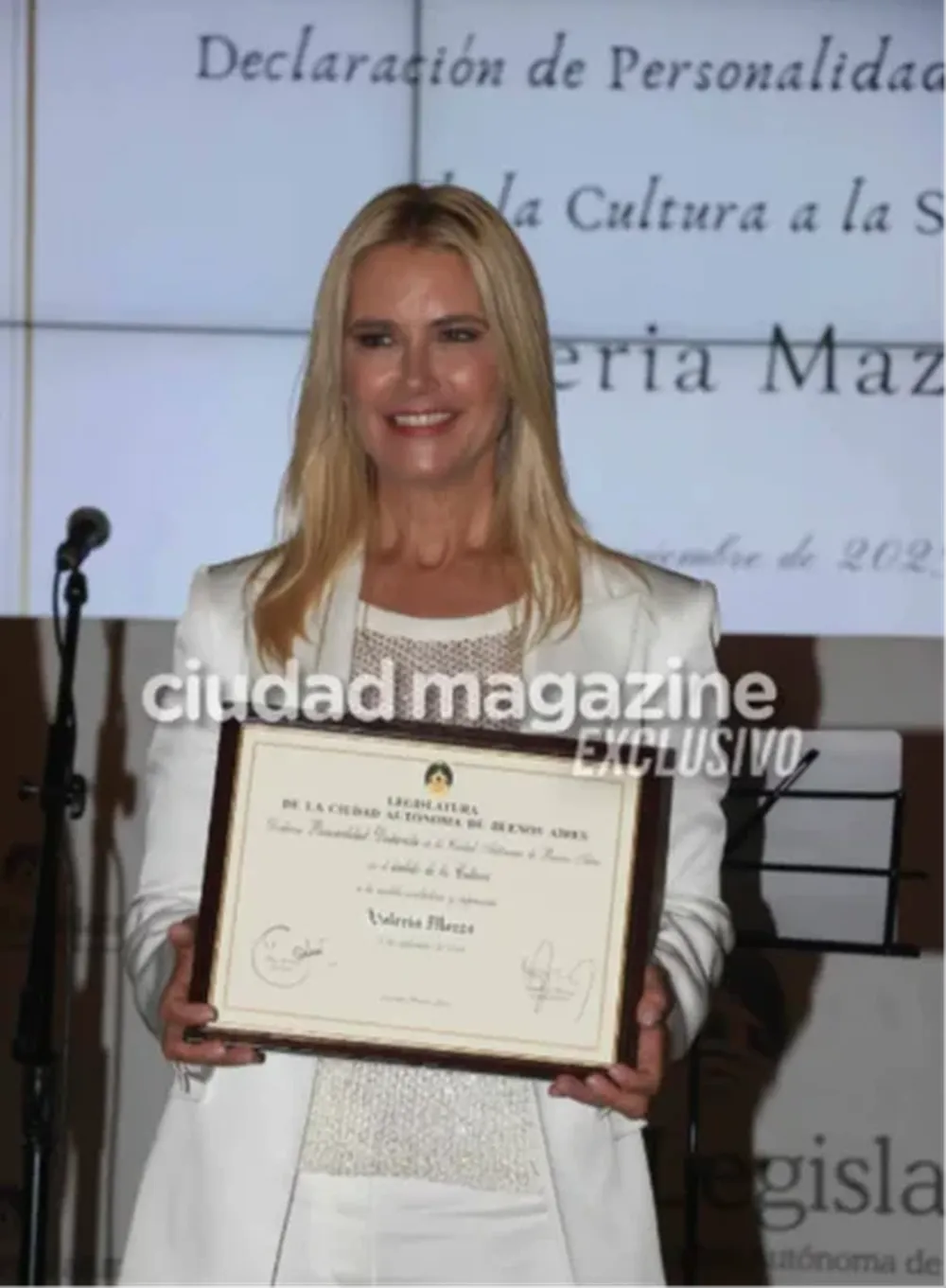 Valeria Mazza al recibir la distinción en la Legislatura